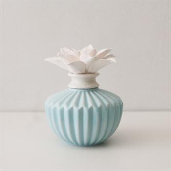 Home Decorative Ceramic Essential Oil Diffuser with Hand Made Porcelain Flower